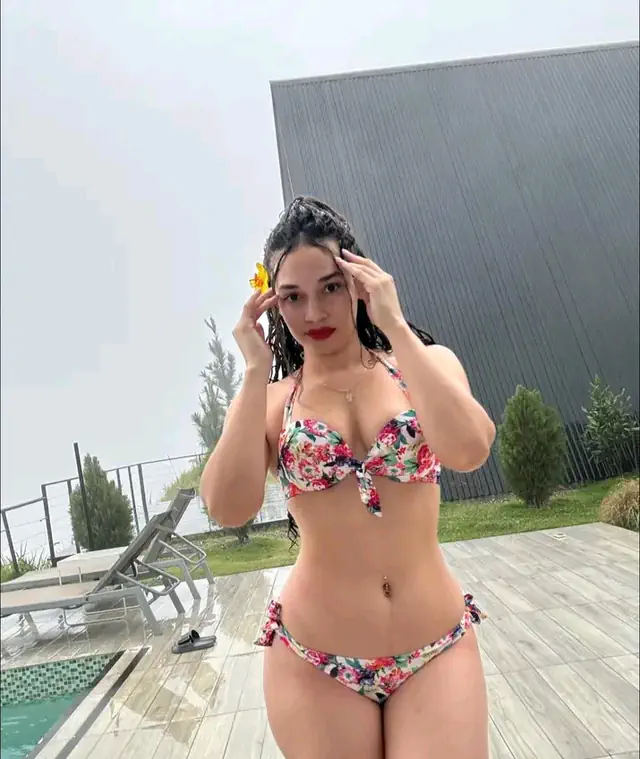 escort-media-691c2f7d-e8bb-4e9d-a38a-4c74d366dd3d