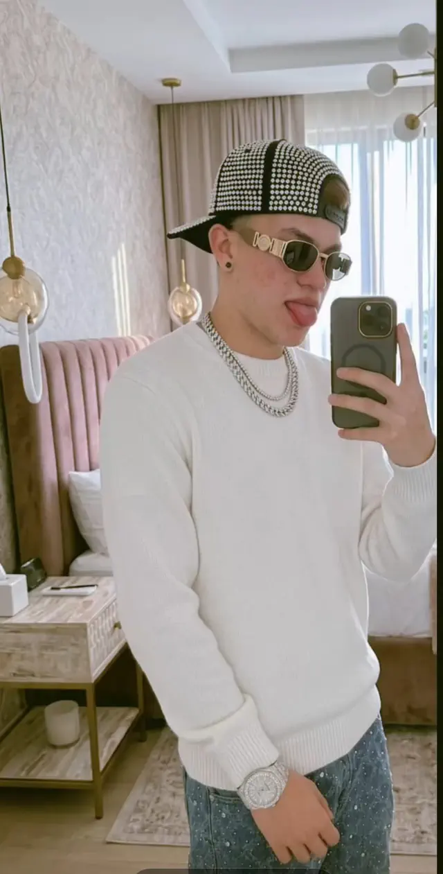 escort-media-bbdb50dc-21fe-49ab-a3c4-a4409e764e43