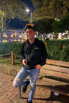 Alejandro - Foto 2c01e63f-2a9f-4a9a-83ff-14403174f981